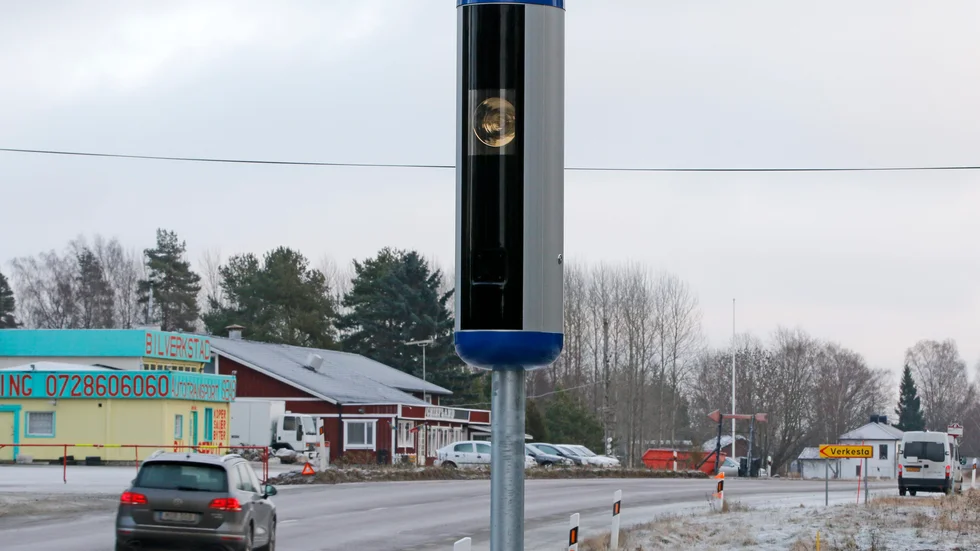 Sävsta motell i bakgrunden ligger vid  länsväg 263, gamla E18, öster om Litslena.
