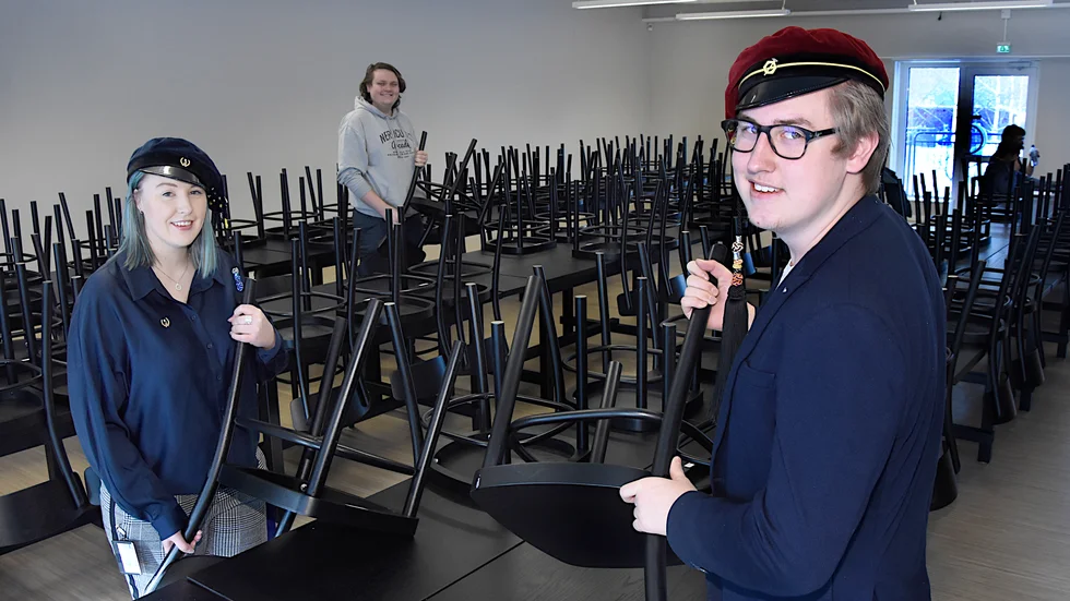 Simon Johnsson, Johanna Ericson och längst bort Albin Allevret förbereder för invigningen av Studenternas hus.