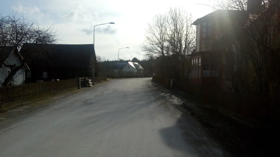 Garvaregatan, Klintehamn. Lättast att påvisa hur smutskastningen är uppenbar; påståendet om att ”Garvaregatans beläggning värre än en vattenskadad havreåker”. 