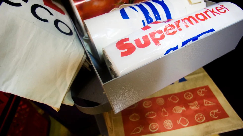 Den höjda skatten på plastpåsar kan innebära ett nytt pris på sex till sju kronor per påse.
