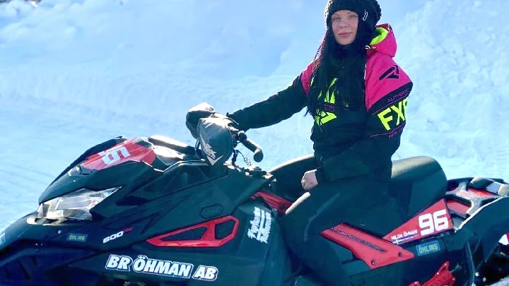 Tidigare har Hilda Öhman nått framgångar i hoppning. Nu satsar 24-åringen på skotercross i stället.