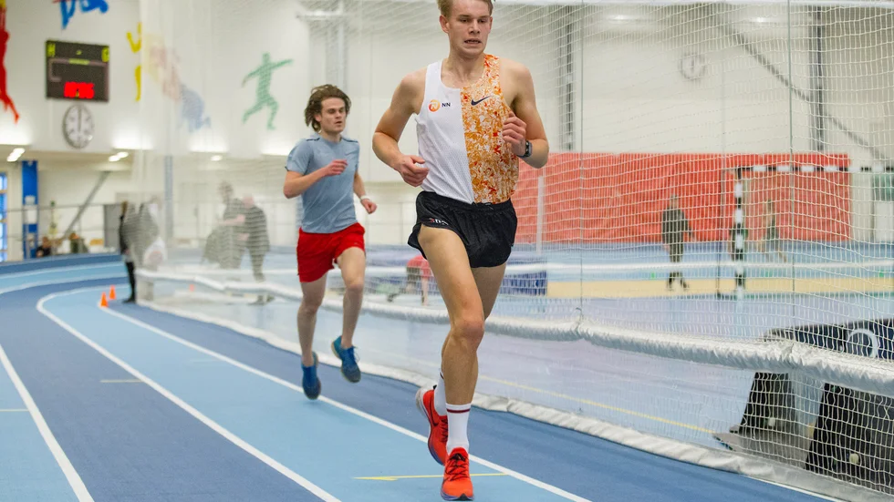 Triathlongymnasiets Oscar Eliasson från Alingsås sprang det snabbaste 3000-metersloppet någonsin i Vätternrunda arena.