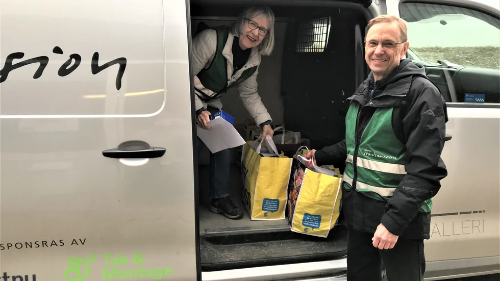 Ella Månsson och Anders Månsson är volontärer som kör ingår i Stadsmissionens nya volontärpool.