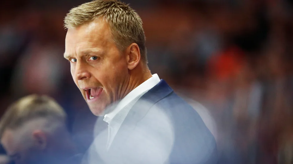 LHC-tränaren Bert Robertsson tycker att hans LHC tar för många felbeslut i matcherna.