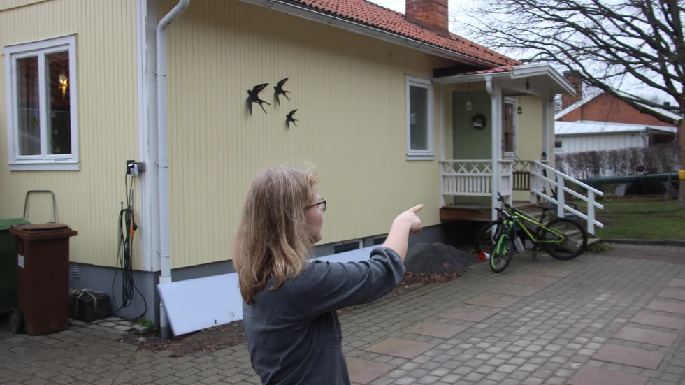 Maria Holbach visar var älgen gick förbi. Men det var i mellandagarna, för tre veckor sedan.