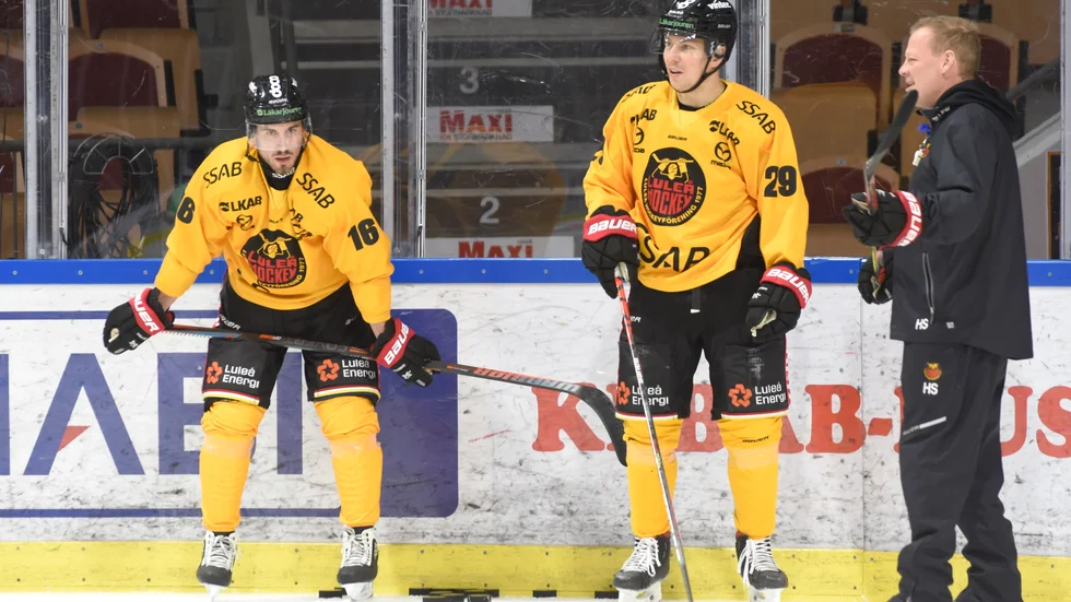 Yohann Auvitu, till vänster,.debuterar för Luleå Hockey mot HV71.