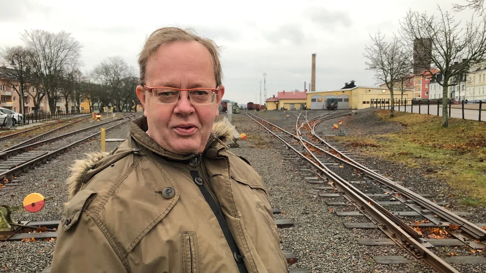Michael Åkesson fyller 60 år. Ett av hans intressen är smalspåret och han jobbar ideellt i smalspårsföreningen på hemorten Virserum. Bilden är tagen i Västervik.  