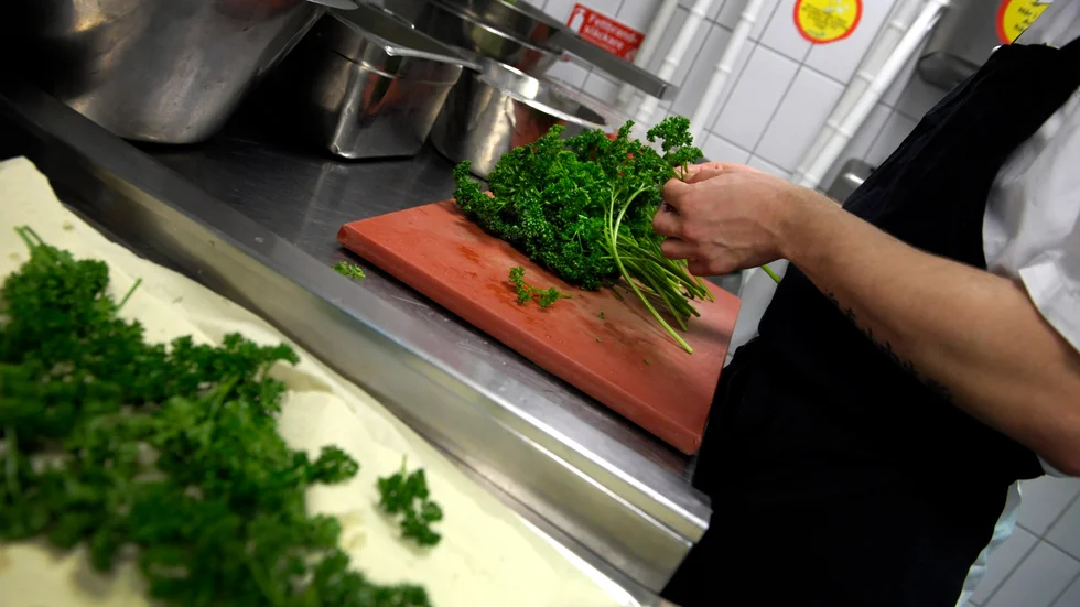 Den senaste tiden har tre gotländska krögare åtalats för brott mot utlänningslagen då de misstänks ha haft otillåten arbetskraft i sina verksamheter. 