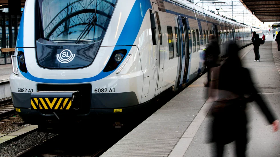 En sovande passagerare ska ha sparkat en ordningsvakt.