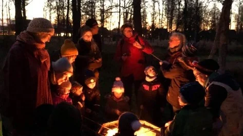 På sportlovet ska natursnokarna ut och "snoka" i naturen vid Försjön. Bild från tidigare arrangemang med natursnokarna. 