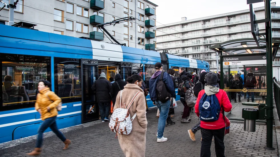 Ett vagnset på Tvärbanan i Stockholm tar drygt 200 passagerare.