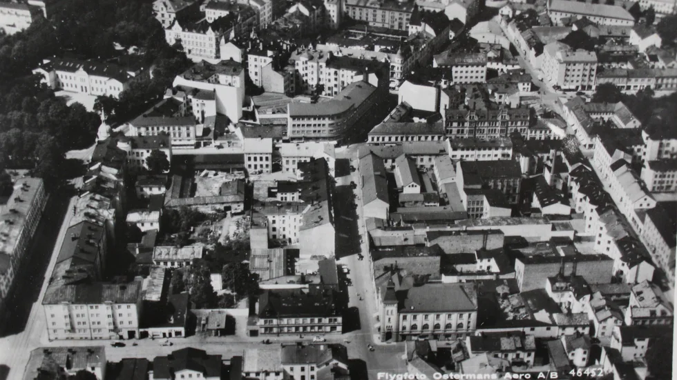 En bit av centrala Norrköping för många år sedan, fångat på ett flygfoto som blev ett vykort.