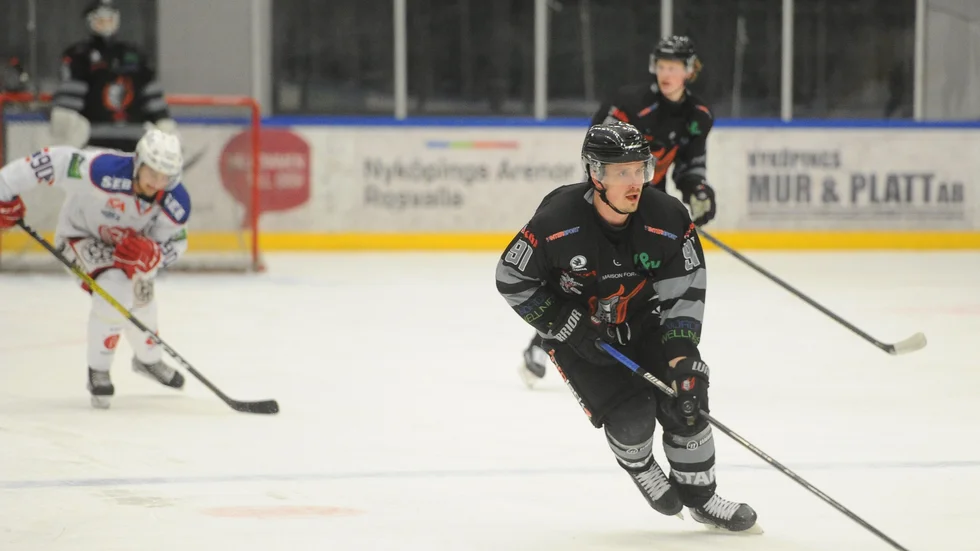 Forshaga var lite efter Nyköping redan från start. Här är det lagkapten Marcus Lindblom som tar sig fram. Han svarade för hela sex assistpoäng.