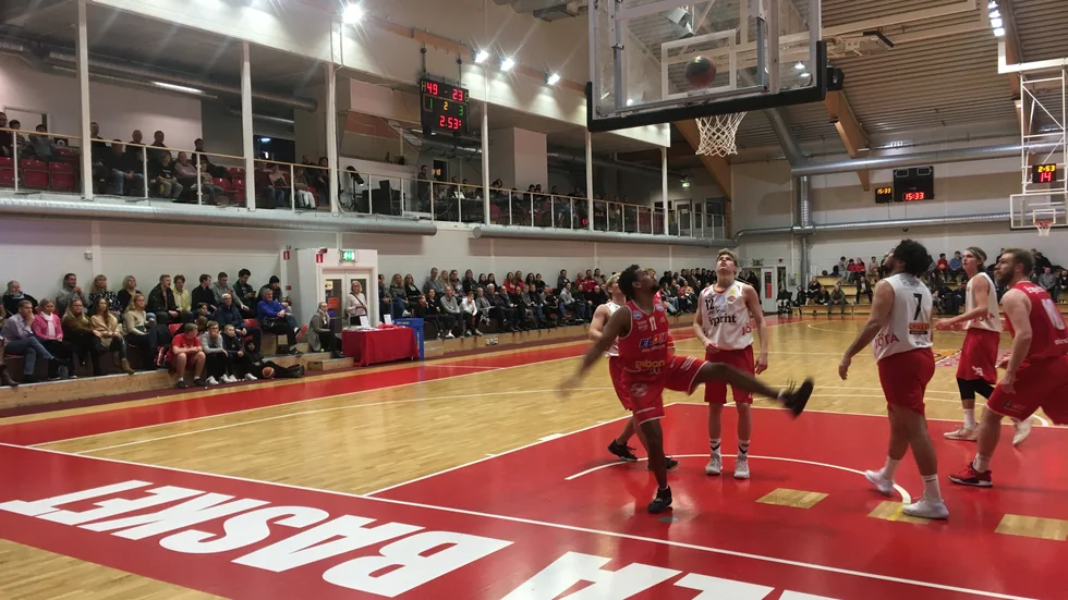 Uppsalas basketherrar gjorde över 100 poäng mot Blackeberg - och på läktarna fanns 524 åskådare. 