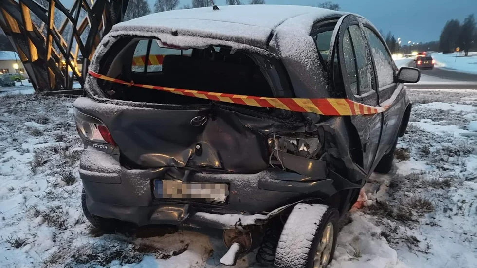 Bilen blev påkörd bakifrån och slungades upp i rondellen.