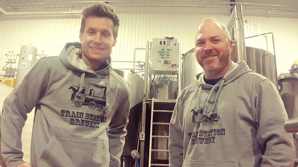 Simon Vikström och Colin Nordström har anledning att vara glada. Knivstabryggeriets jul-IPA är helt slutsåld i Systembolagets butiker.