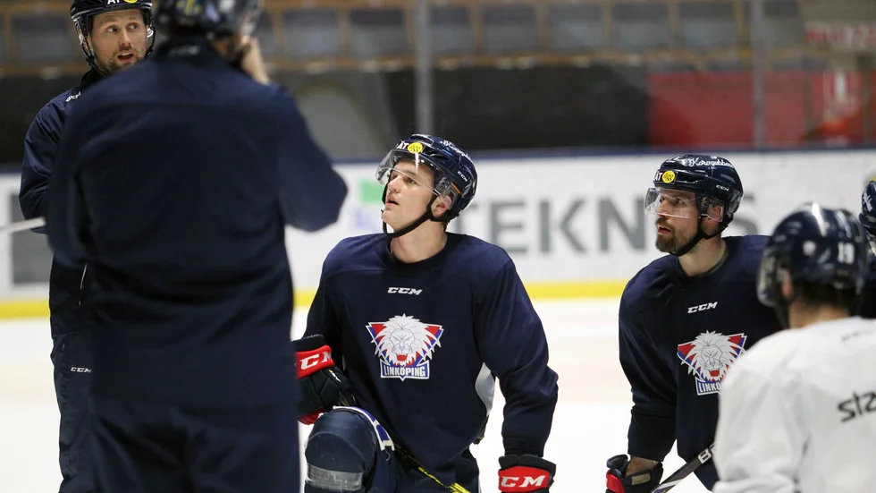 För första gången sedan i höstas är Adam Ginning tillbaka i LHC. Här lyssnar han på assisterande tränaren Daniel Erikssons genomgång.