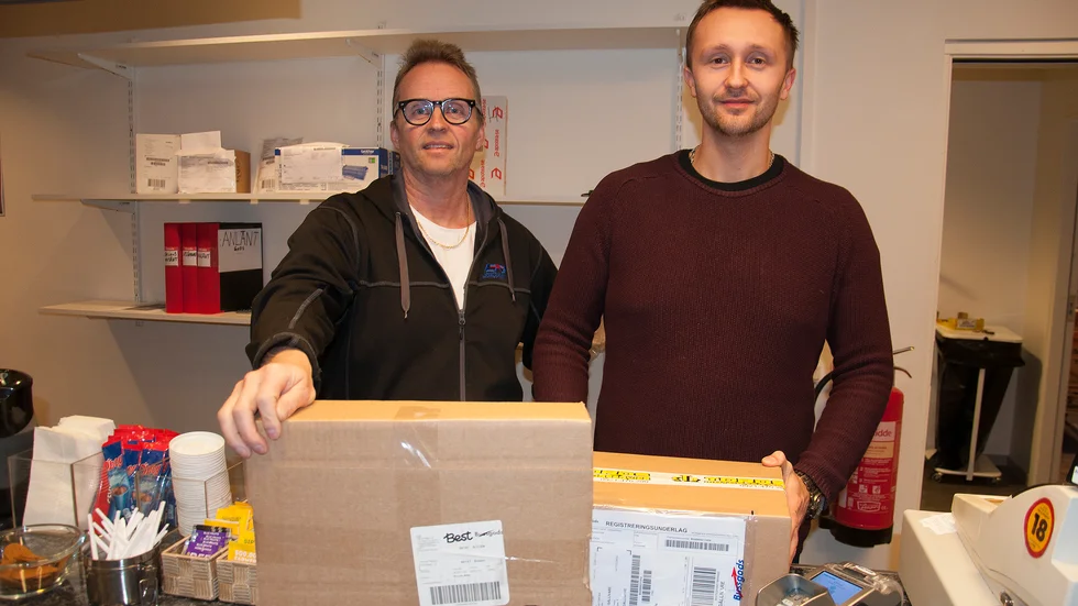 Far och son. Nicklas Lund och sonen Jimmie Lund  ska jobba med bussgods paket.
