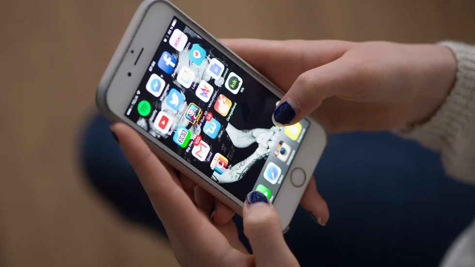 Insändarskribenten tycker att mobiler ska förbjudas i skolan.