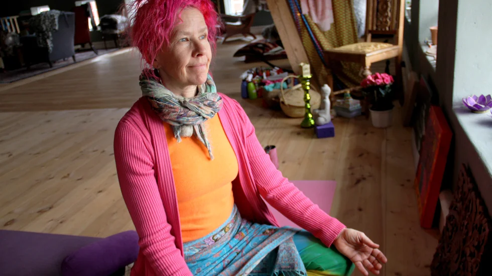 Konstnären Sonia Padazakos sitter i meditationsställning hemma i yogaladan i Huddunge. Hon är aktuell med en ny konstutställning som visas på Östervåla bibliotek 15 februari–26 mars.