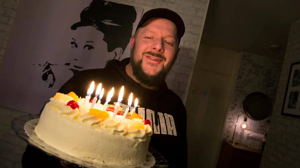 I dag firar 40-årige Tobias Wiggefors sin riktiga födelsedag för tionde gången. Han är nämligen född på skottdagen. 