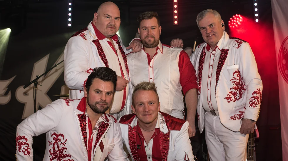 Dansbandskungarna från Älvdalen samlade på bild strax innan spelningen på Pumpen. Längst bak fr vänster: Peter Larsson, Daniel Wallin, Trond Korsmoe samt längst fram Anders Tegnér och Mattias Bruhn. 