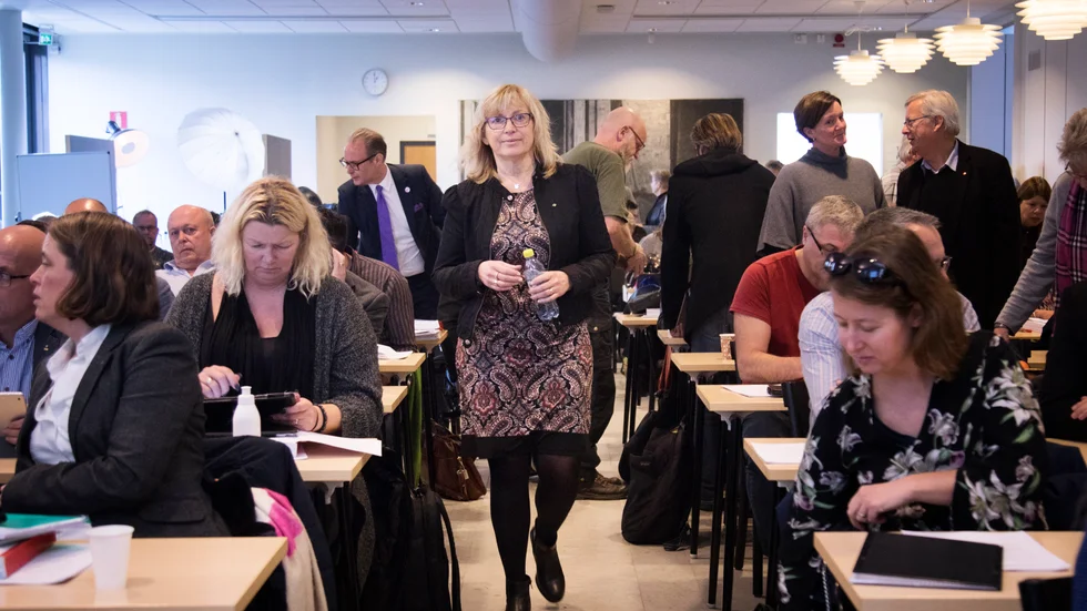 Eva Nypelius (C) och hennes ledarskap svajar betydligt efter det kontroversiella ordförandebeslutet som innebär att regionen inte överklaga SMA-domen.