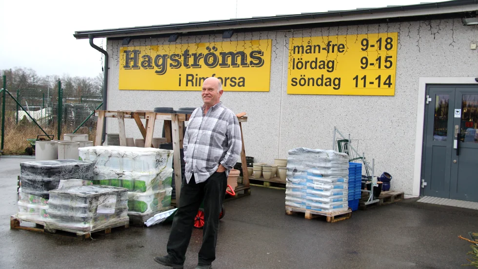 61-åriga företagaren Urban Hagström driver blomsterhandeln Hagströms i Rimforsa tillsammans med hustrun Sofia. 