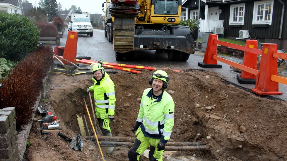 För att åtgärda problemet fick man gräva upp ett större hål för att komma åt den läckande ledningen. Från vänster i bild Andreas Svensson och David Beijer som båda jobbar på VEMAB. 