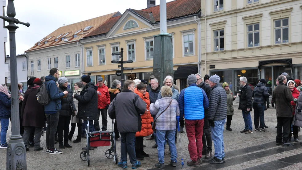 Ett 40-tal människor hade tagit sig till Stora torget i Nyköping för att skramla med nycklar.