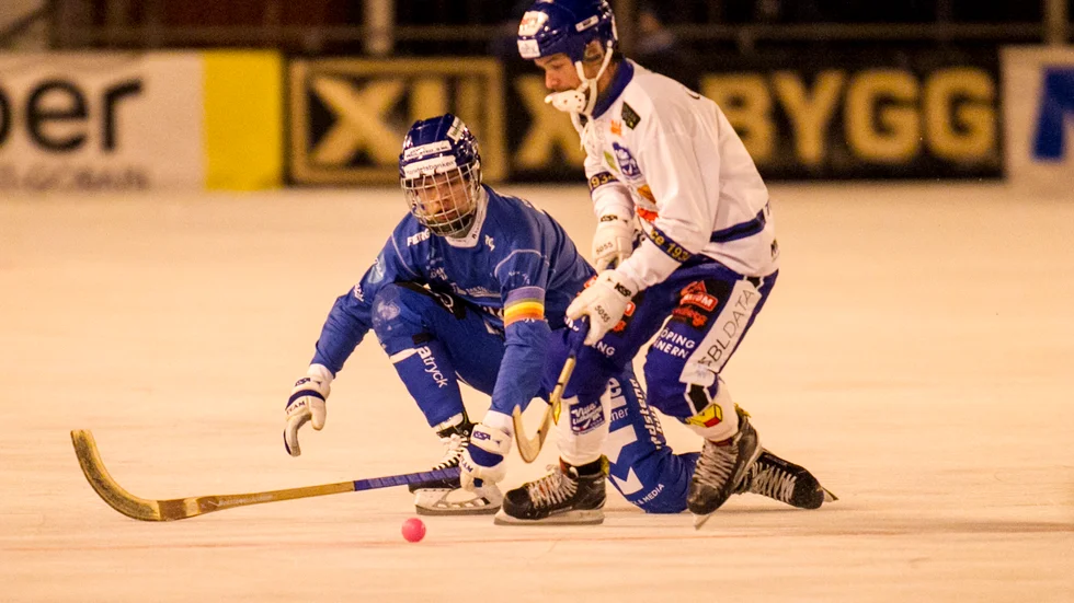 Jesper Eriksson på väg framåt för Villa-Lidköping och IFK Motalas lagkapten Erik Litzén täcker. En match där Villa vände i andra halvlek i medvinden.