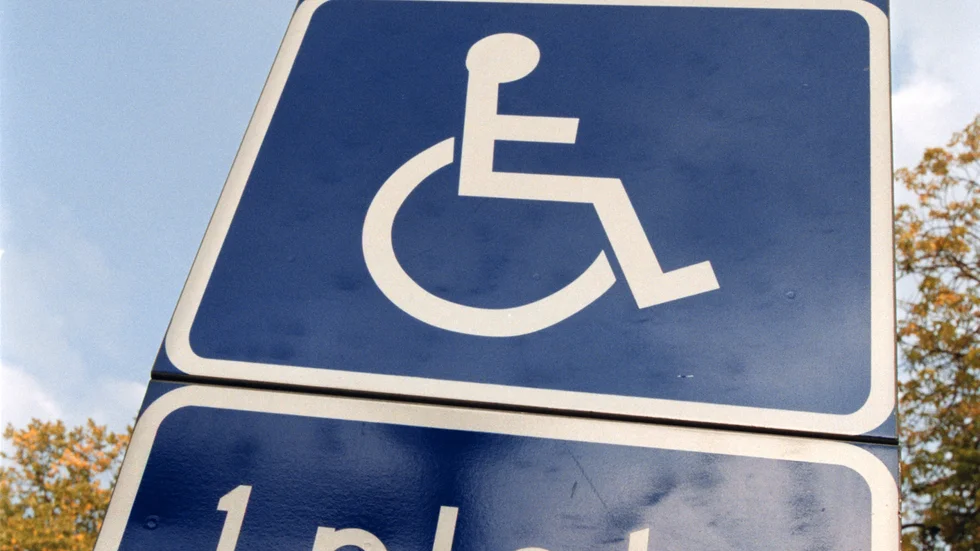 Det förekommer fusk med falska parkeringstillstånd, påpekar skribenten.