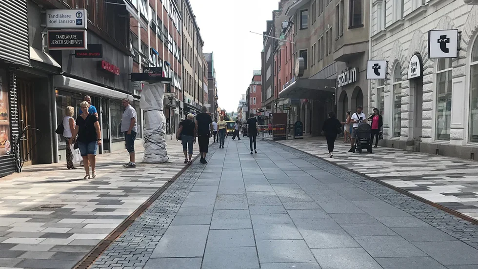 Insändarskribenten tycker att det ska byggas ett tak över hela Kungsgatan och gör små fina områden med restauranger och kaféer längs hela gatan.