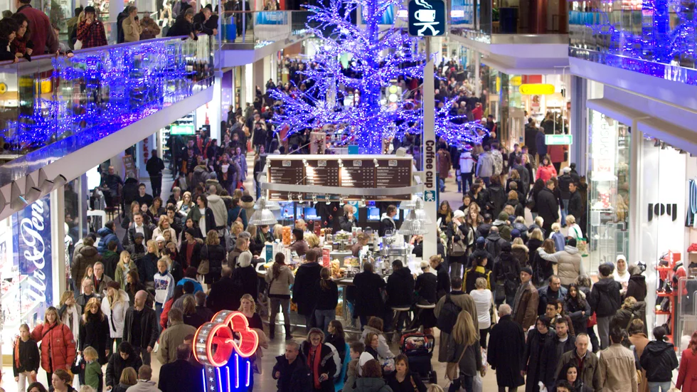 Ska vi solidarisera med miljön eller de fattiga, undrar krönikören Lina Stoltz med anledning av debatten om nyttan av Black Friday.