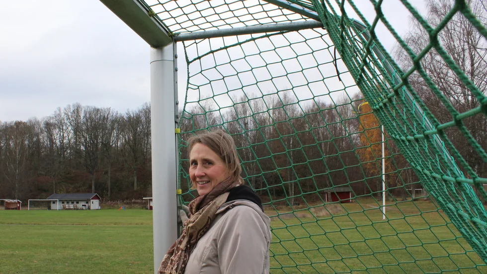Lena Karlsson är glad över att det finns folk som vill sköta fotbollsplanerna.