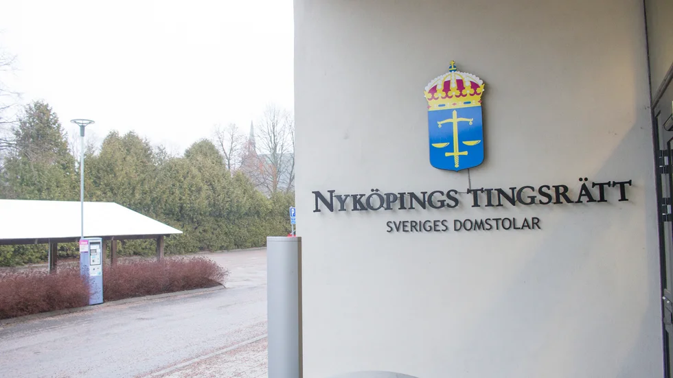 En man döms till tio månaders fängelse för kvinnofridskränkning. Han ska också betala skadestånd till kvinnan och hennes son. 