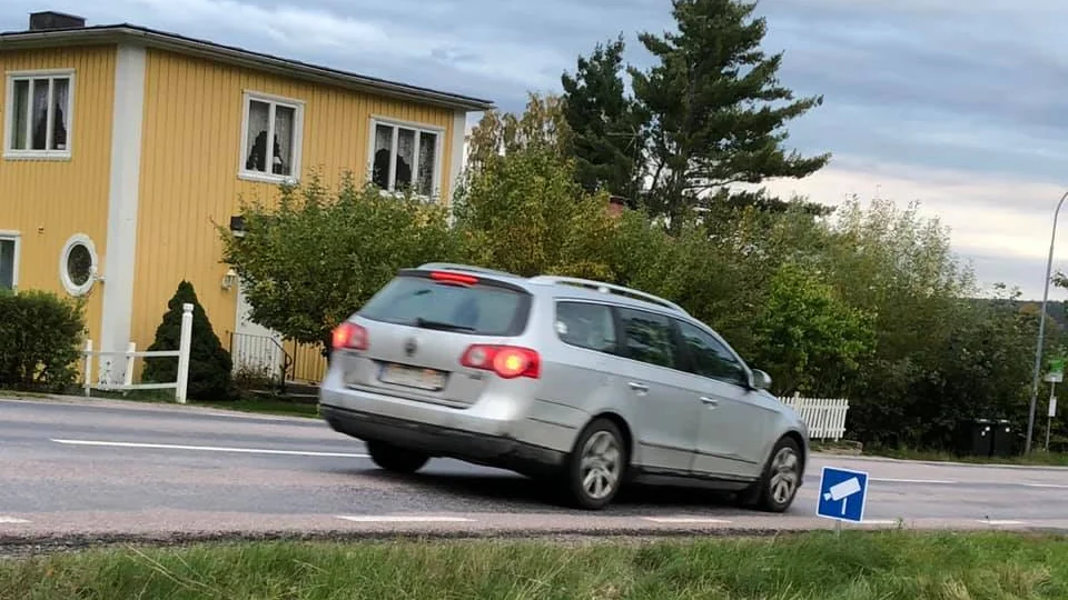Laxnebon Peter Hägglund tycker att alldeles för många billister kör för fort genom byn.