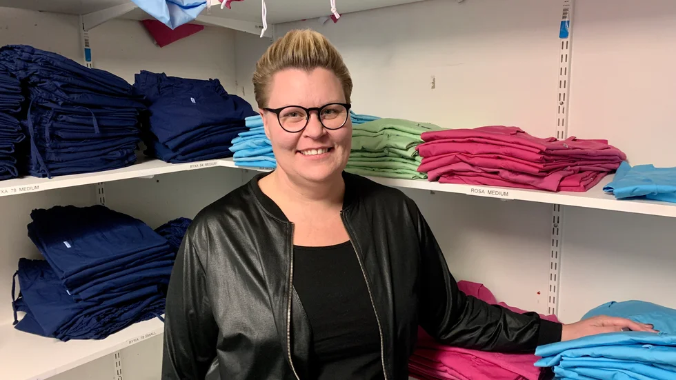 Boendechef Hanna Nordvall har varit projektledare för personal som valt ut de nya arbetskläderna. "Jag tycker vi enades bra".