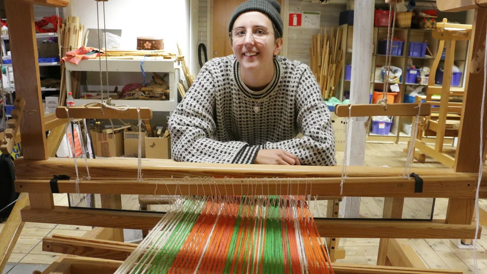 Här i vävstolen håller fältkonsntären Frida Peterson på att återskapa förningsdukarnas gamla möster. Men med sin egen färgskala.