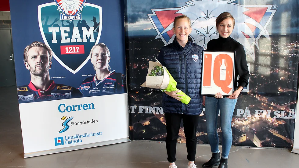 Team 12-17 och LHC har certifierats av Systembolagets dotterbolag "IQ" som uppmärksammar insatser som syftar till att få ned användningen av alkohol och droger. Sportchef Kim Martin, till vänster, tar emot blommor och diplom av Matilda Ydreborn, säljare på Systembolaget i Ekholmen.