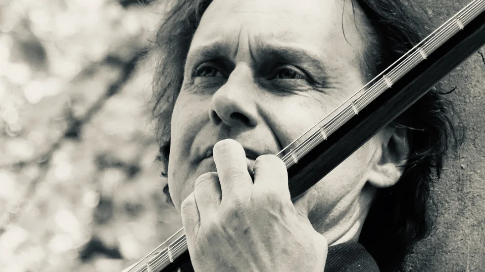 Den nederländske gitarristen Peter Floor ger en konsert i Motala den 14 oktober.