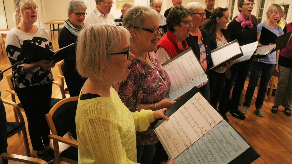 Mörlunda och Målilla kyrkokörer ordnar välgörenhetskonsert där Emilia Bergqvist, i förgrunden, Gösta Råsmark och Sara Eskilsson är solister. Medverkar gör också musiker från bygden.