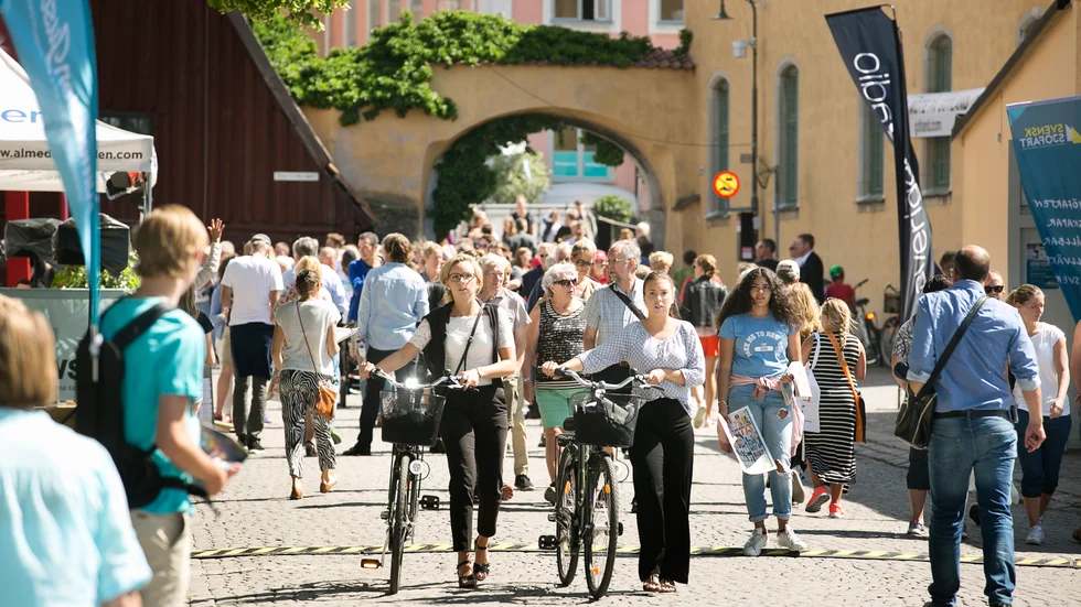 Almedalsveckan, från och med i sommar med mer fokus på politiken genom att ett torg håller öppet hela veckan med samtliga riksdagspartier.