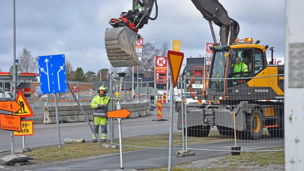 Arbetet med Haparandavägen har pågått i snart ett halvår. Under torsdagen kommer trafiken att släppas på exakt klockan 14. Två nya rondeller tas därmed i bruk.