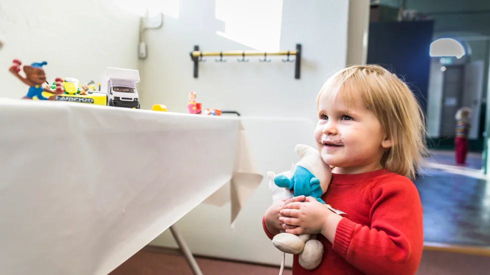 Love Björling är snart 3 år och har roligt med de begagnade leksakerna i Pumphuset