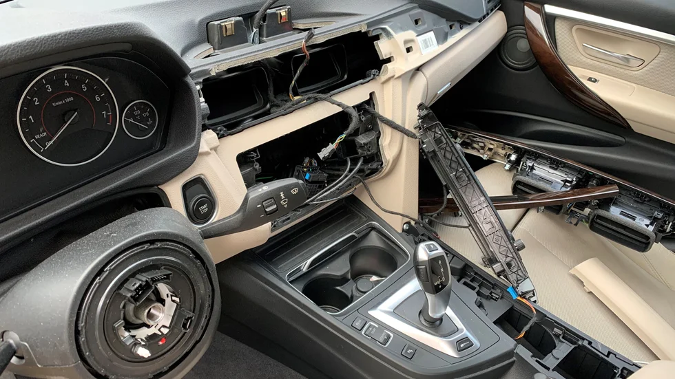 Den här synen mötte bilägaren. BMW:n fanns kvar men inte ratten och navigationssystemet.  