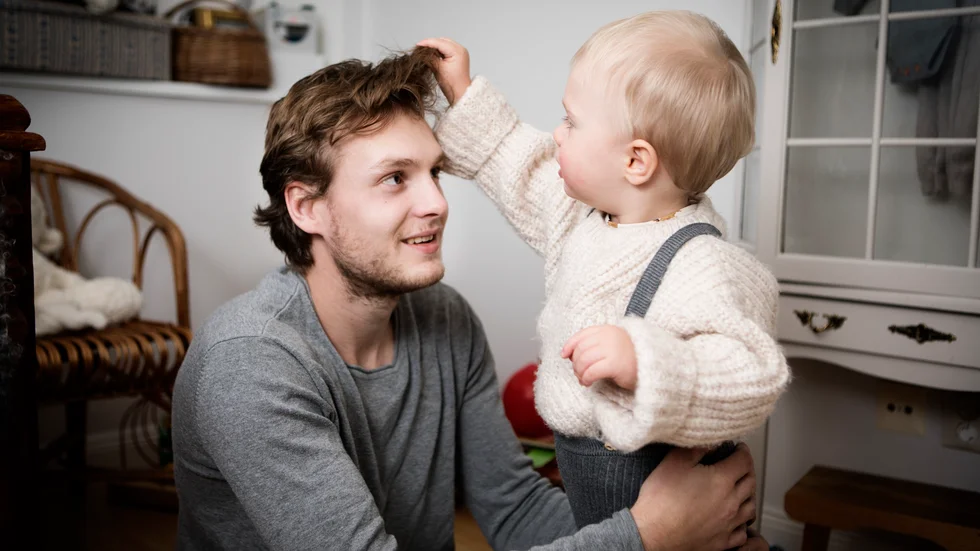 Visby IBK-spelaren Mattias Jansson med hjärtebarnet Albin. I dag är Albin som vilken kille som helst i samma ålder. 