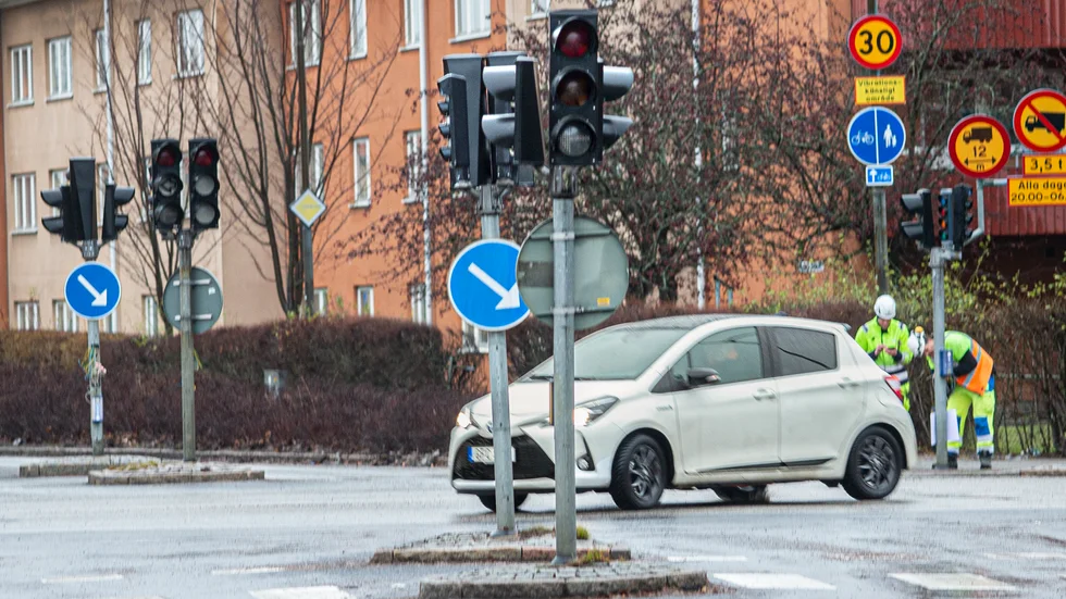 Trafikljusen i korsningen Svartbäcksgatan/Gamla Uppsalagatan har varit trasiga i över en vecka.