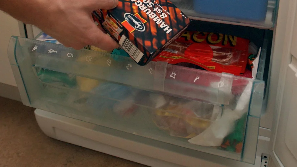Vid inbrottet lämnades en frys öppen så all mat i frysen förstördes.