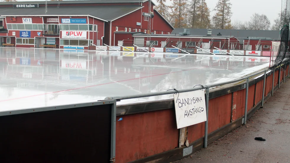 Mitt i elitseriesäsongen går det inte att spela på K bygg arena, bandybanan är avstängd. Biträdande kommundirektör Jimmy Szigeti kommenterar problemen och läget för hallbygge.